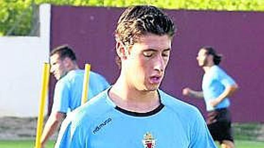Escudero, ejercitándose esta semana con el Murcia, y Rubén Pérez, en un partido con el Atlético B. / la opinión