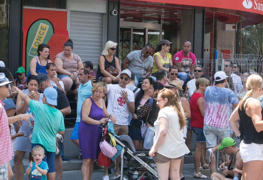 Imágenes del ambiente en la quinta mascletà de Hogueras