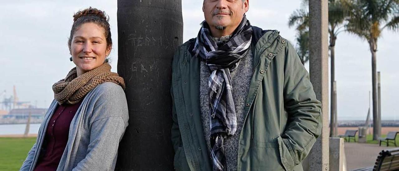 Tamara Huete y Xosé Anxelu G. Morán, en Gijón, en el entorno del Oceanográfico.