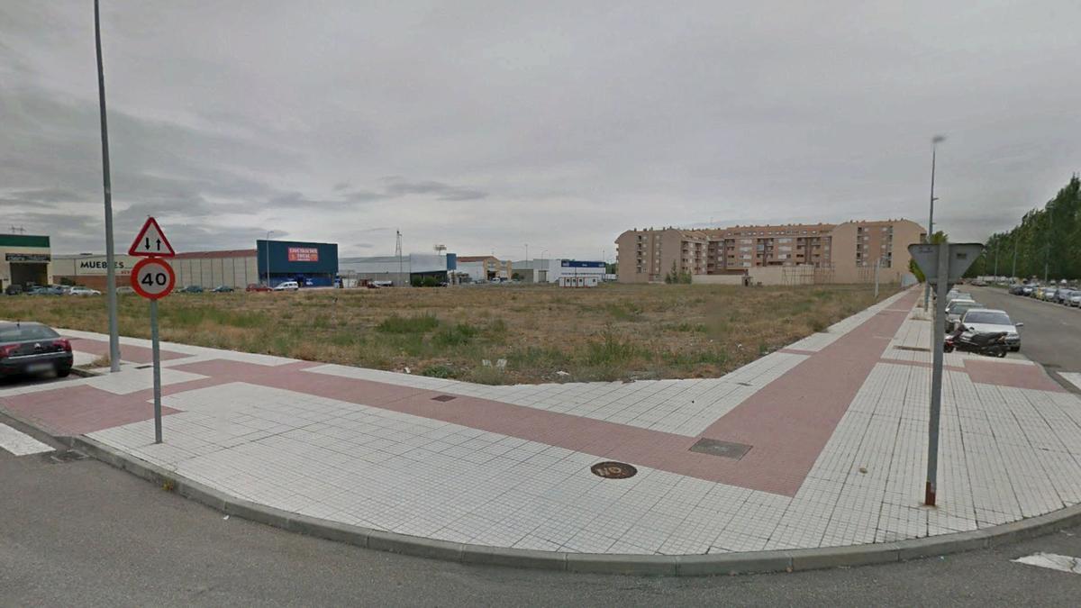 Terrenos ofrecidos para el nuevo cuartel de la Guardia Civil en la avenida Federico Silva frente al IES Los Sauces.