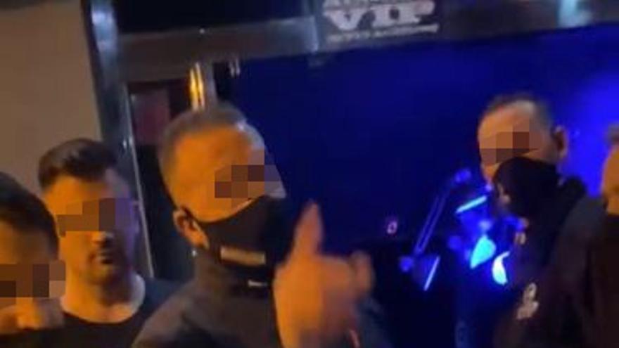 Uno de los vigilantes de la discoteca, el sábado por la noche.