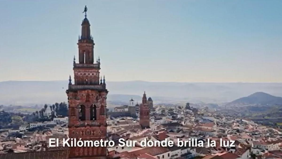 Instantánea de las torres de Jerez de los Caballeros (Badajoz) en el vídeo de la campaña del PP andaluz.