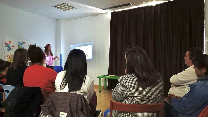 “Desmitificar la leche”, combinarla mejor con pan y otras recomendaciones para las familias con bebés, en el estreno de las Jornadas de Salud en Salas