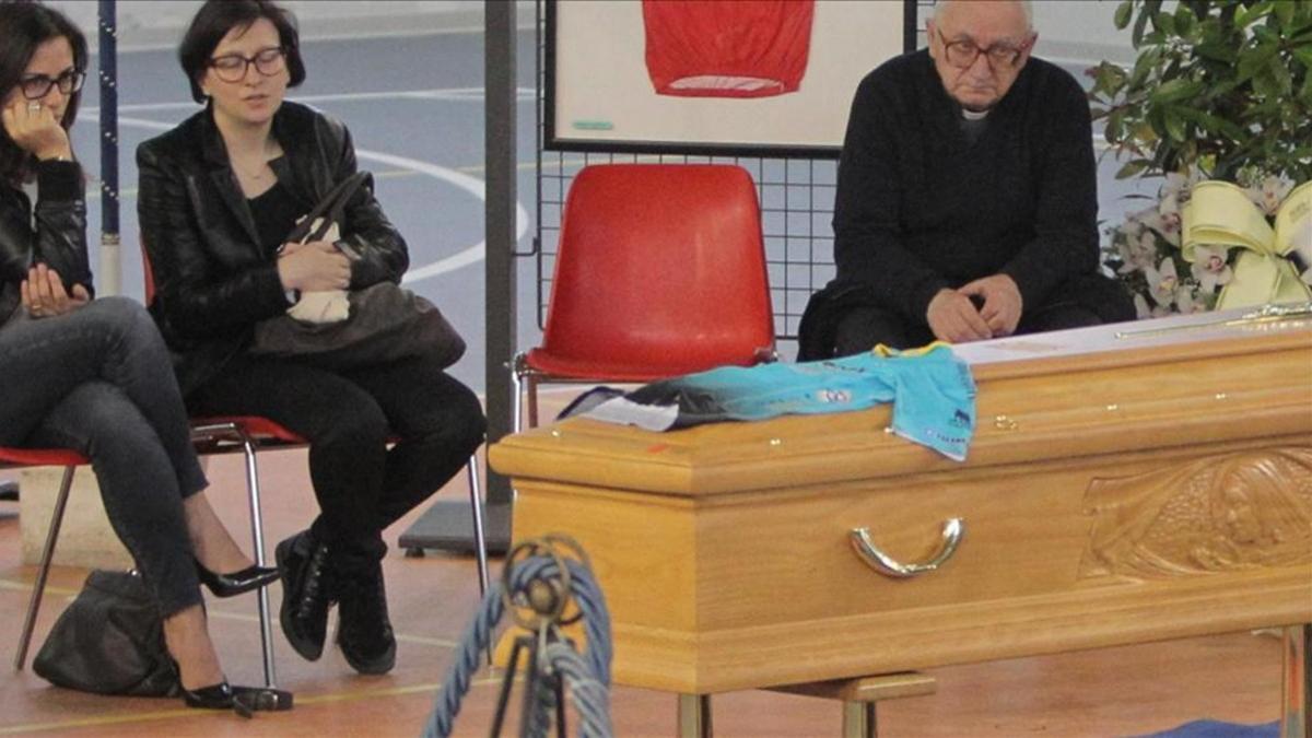 La familia vela el féretro de Scarponi en el polideportivo de Filotrano