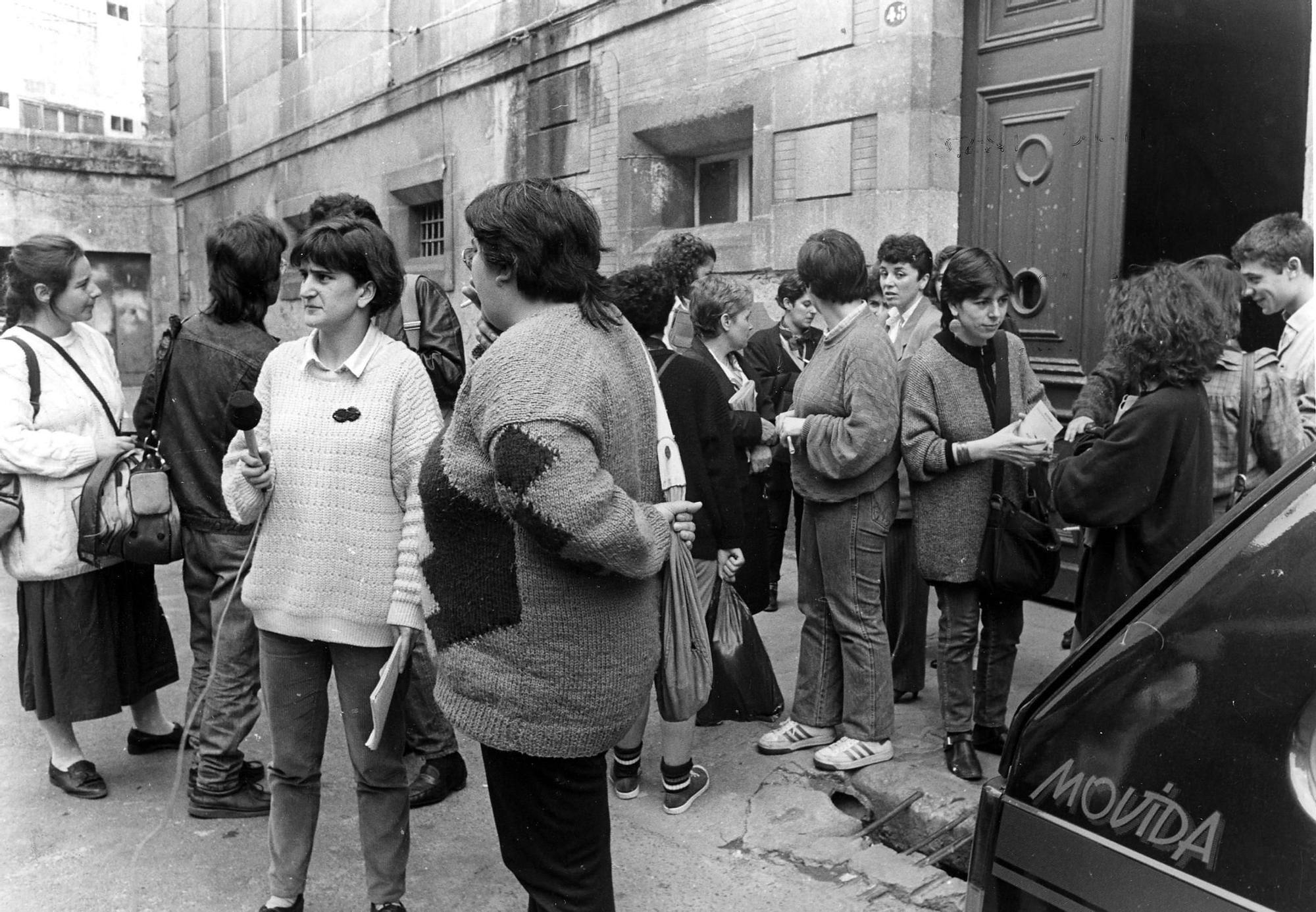 Concentración feminista contra la violencia machista ante el palacio de justicia en Vigo en la década de los 80