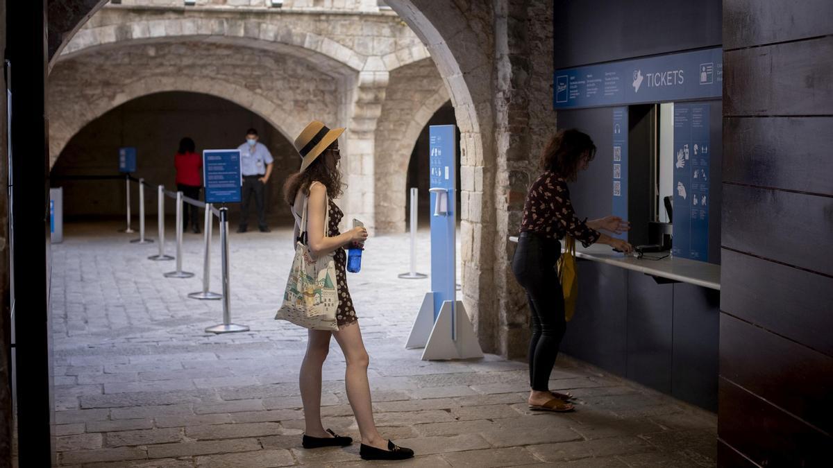 Una visitante en el Museu Picasso.