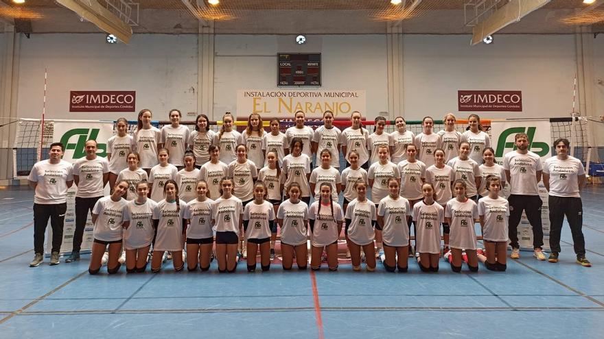 Componentes de las preselecciones andaluzas femeninas de voleibol, en el pabellón de El Naranjo.