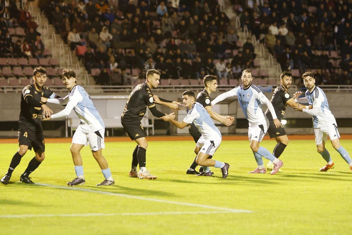 El Compos reafirma su liderato con su triunfo ante el Arosa