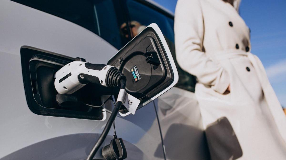 Imagen de archivo de un coche eléctrico cargándose