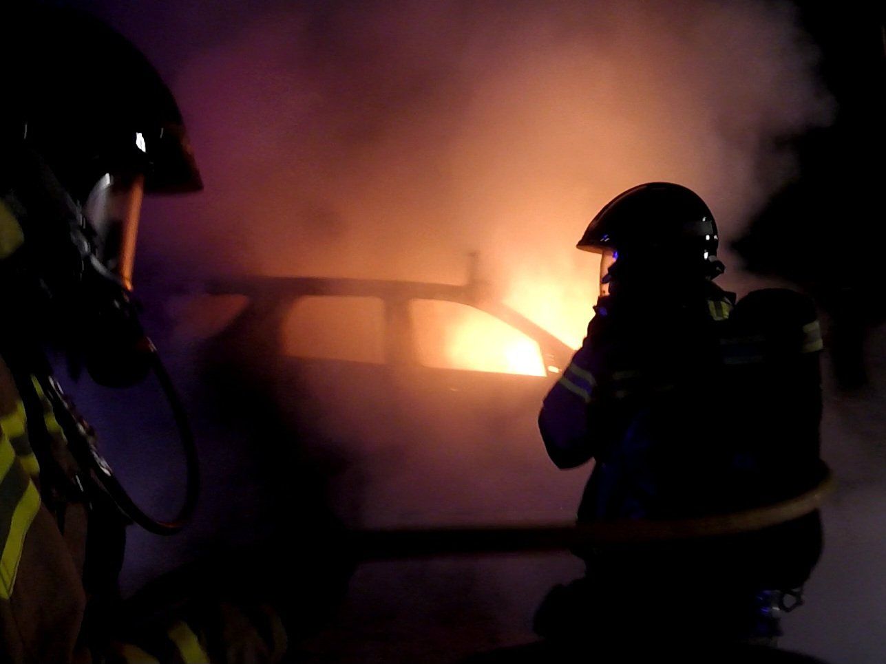 Imágenes del coche incendiado que se usó en el asalto para intentar liberar a un preso en Ibiza