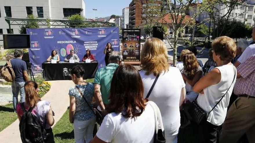 El alcalde de Redondela, Javier Bas, y las concejalas Ángela Antón y Teresa París presentan el &quot;Entroido de Verán&quot; en un acto público al aire libre, ayer, en el nuevo parque Leira da Xunqueira. // Alba Villar