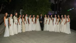 Fiesta, baile y lujo en el Casino de Pontevedra para «presentar en sociedad» a 17 jóvenes