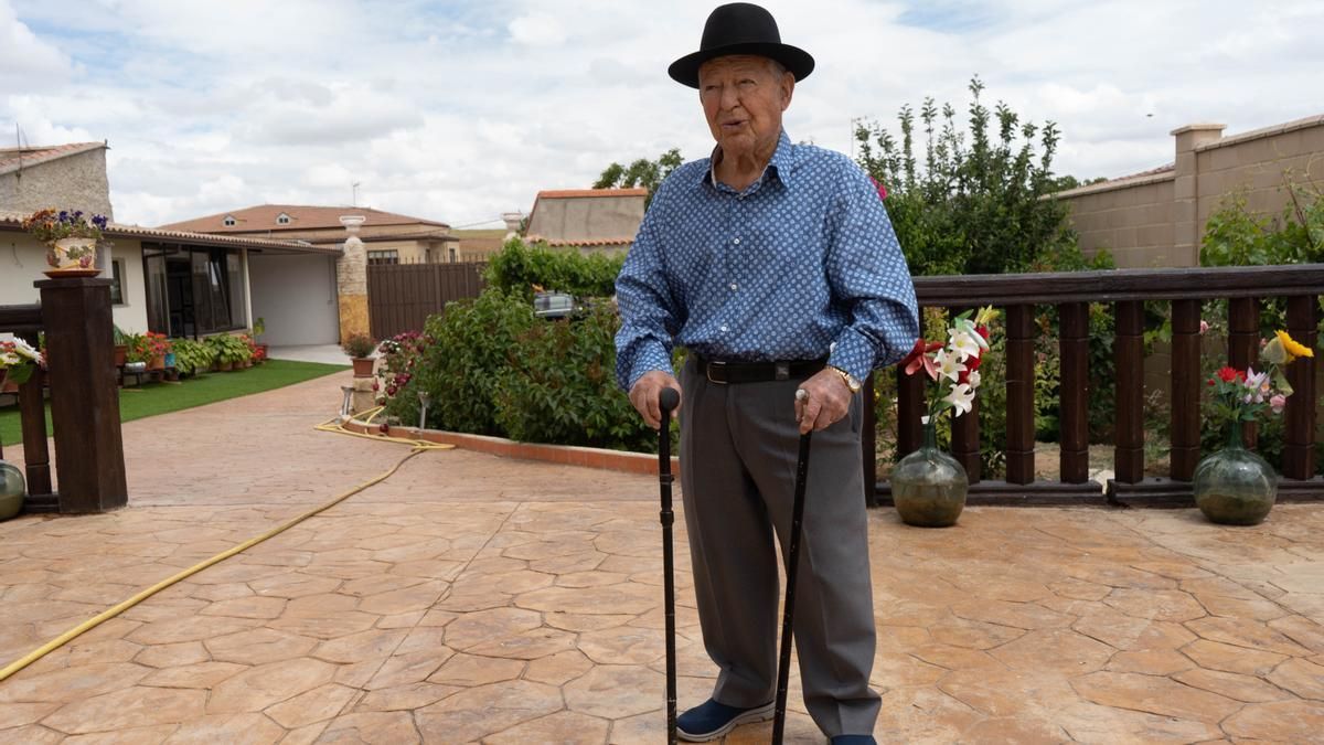 Enrique Prieto Nieto, en su jardín.