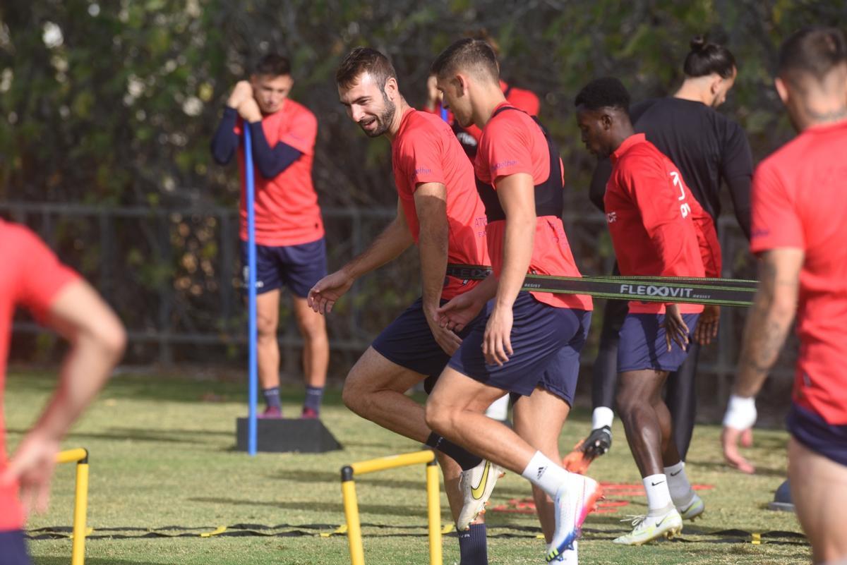 Ramón Bueno sonríe durante el entrenamiento del Córdoba CF en la Ciudad Deportiva, este martes.