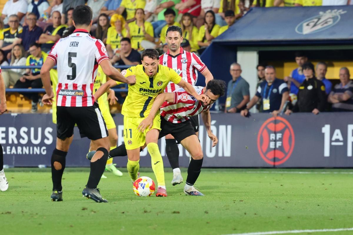 Hugo López intenta deshacerse de varios jugadores del Zamora en el partido del Mini.