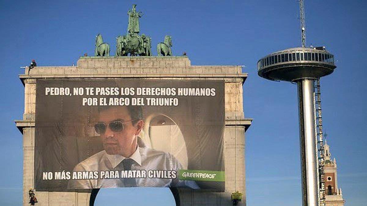 Greenpeace exige a Pedro Sánchez el fin de la venta de armas con un meme gigante.