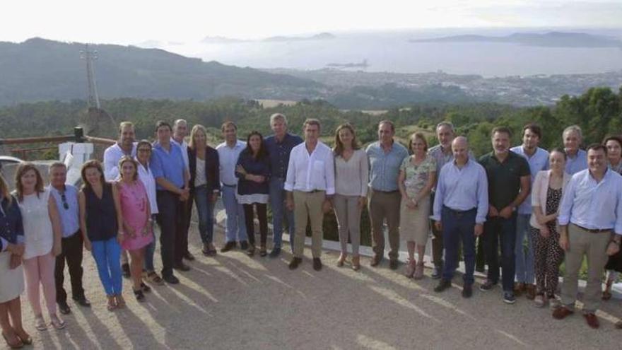 Feijóo, con la candidatura del PPdeG por Pontevedra, ayer, en el monte Cepudo en Vigo. // José Lores