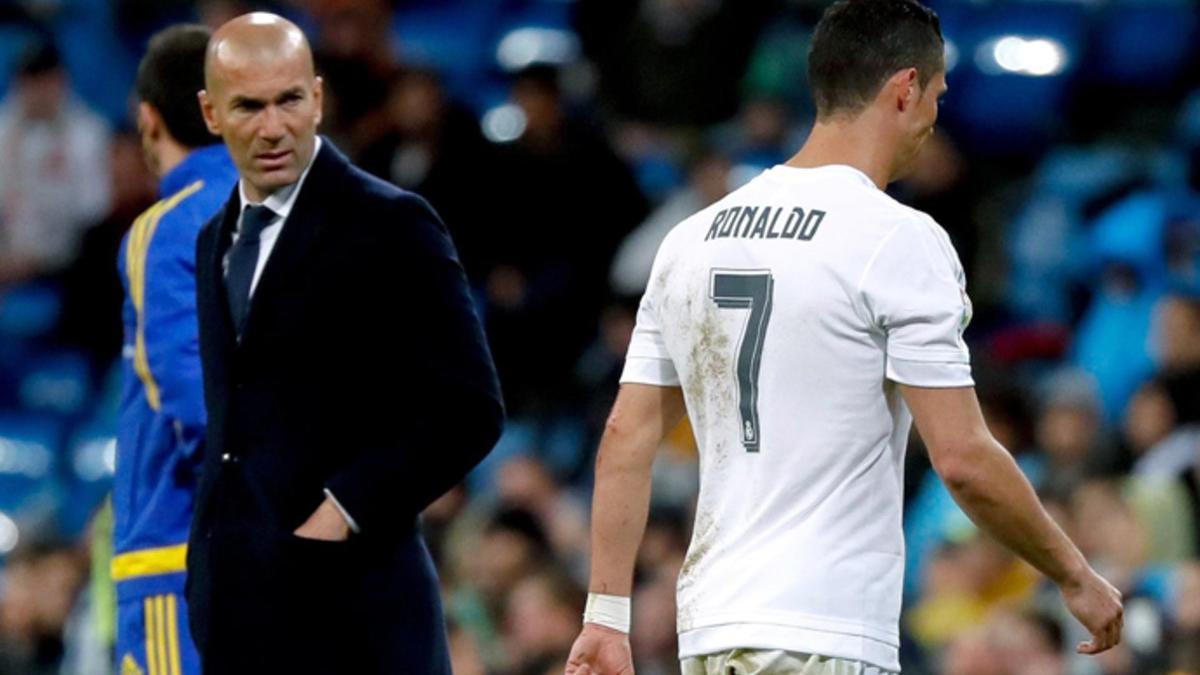 Zinedine Zidane y Cristiano Ronaldo en el momento que el portugués dejó el campo en el Real Madrid - Villarreal