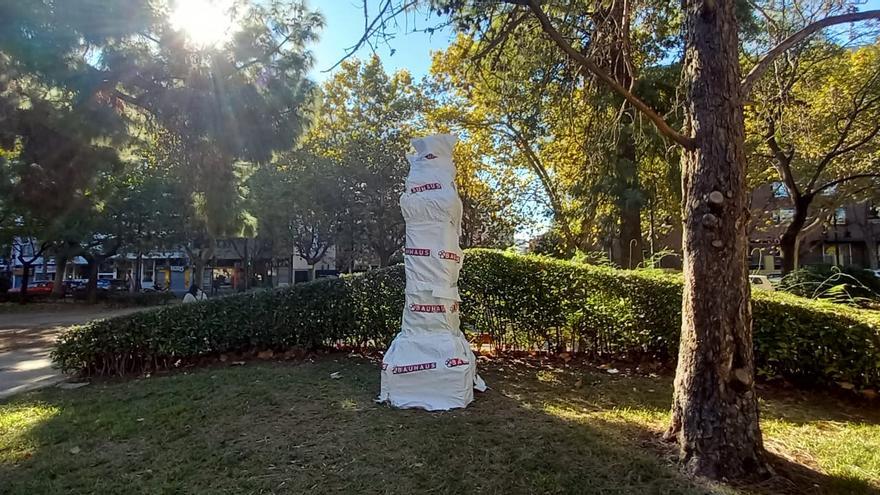 Cubren con plásticos la escultura del rector Fernando Rodríguez-Fornos