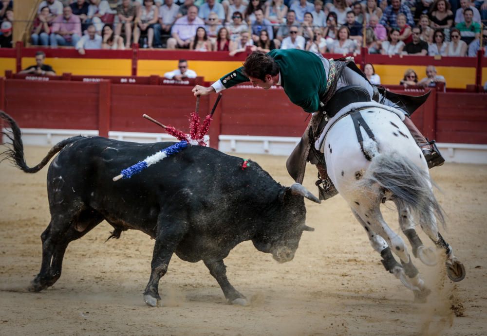 Con casi lleno en la plaza, en tarde fresca y apacible finalizó la Feria de Hogueras con la corrida de rejones