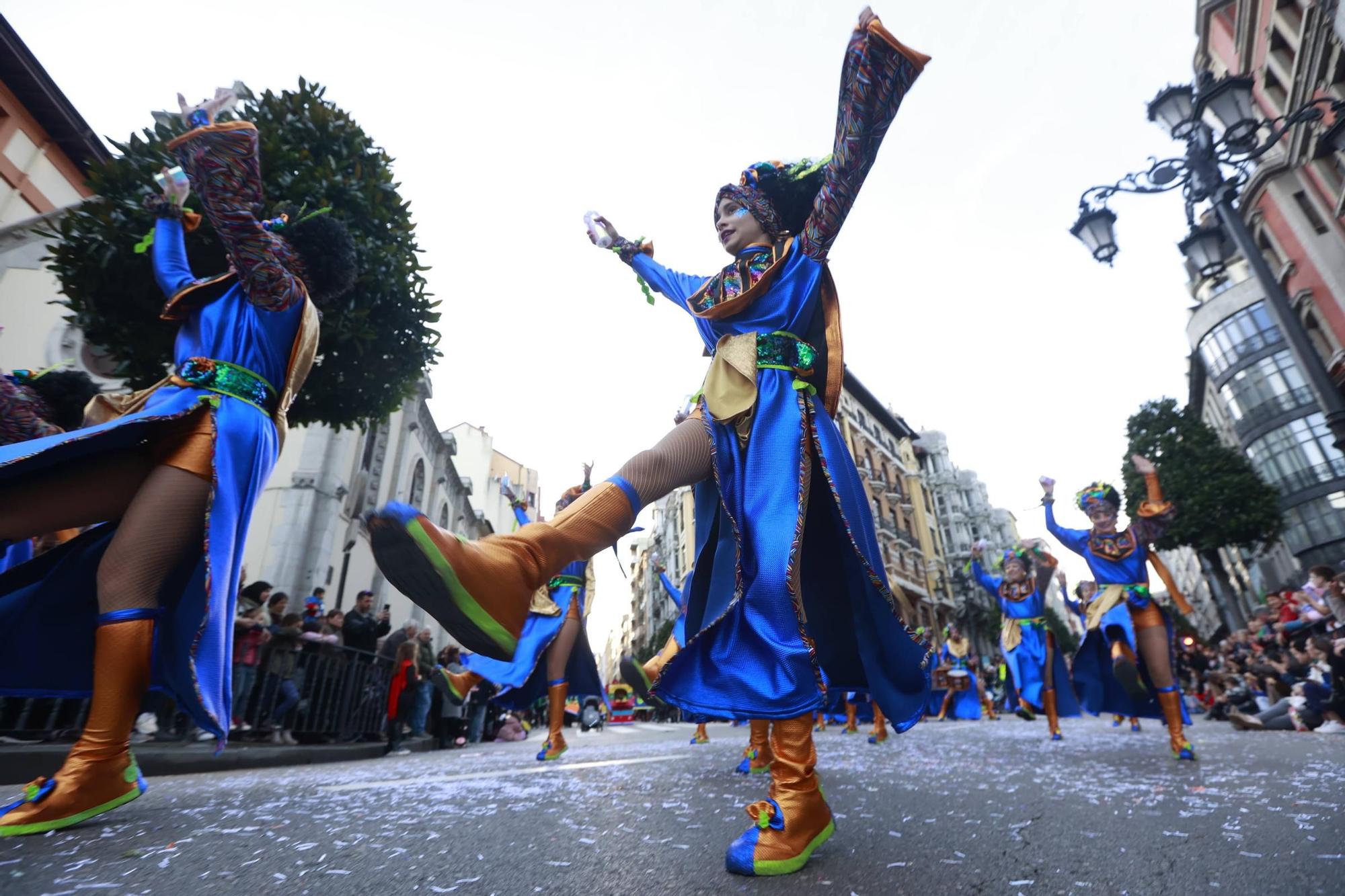 EN IMÁGENES: El Carnaval llena de color y alegría las calles de Oviedo