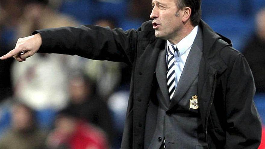Miguel Ángel Lotina da instrucciones a sus jugadores desde la banda. / emilio naranjo