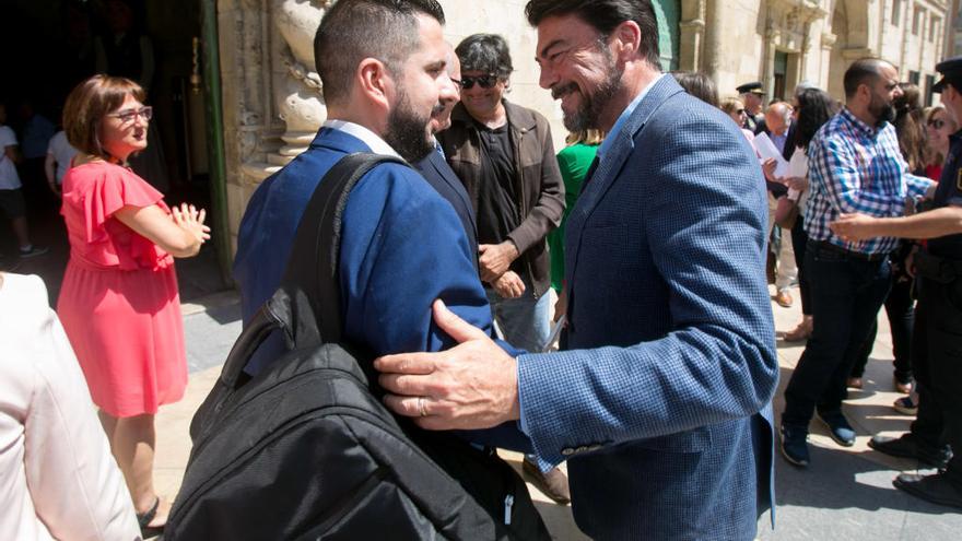 Mario Ortolá y Lusi Barcala en la puerta del Ayuntamiento