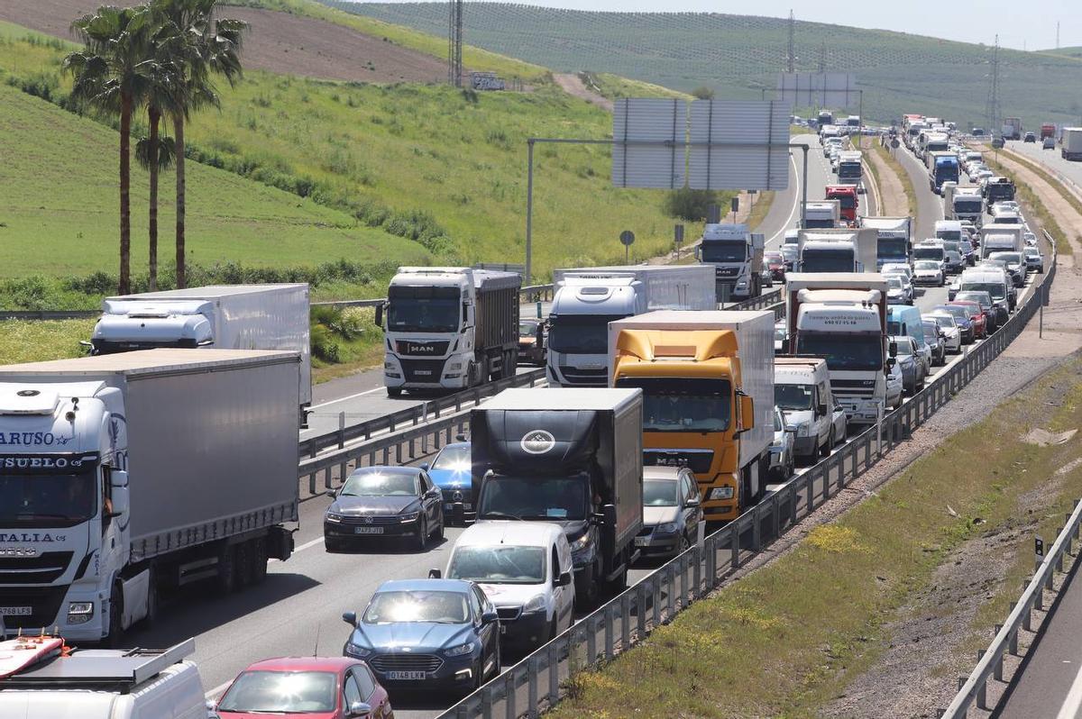 Retenciones en la autovía a consecuencia del accidente.