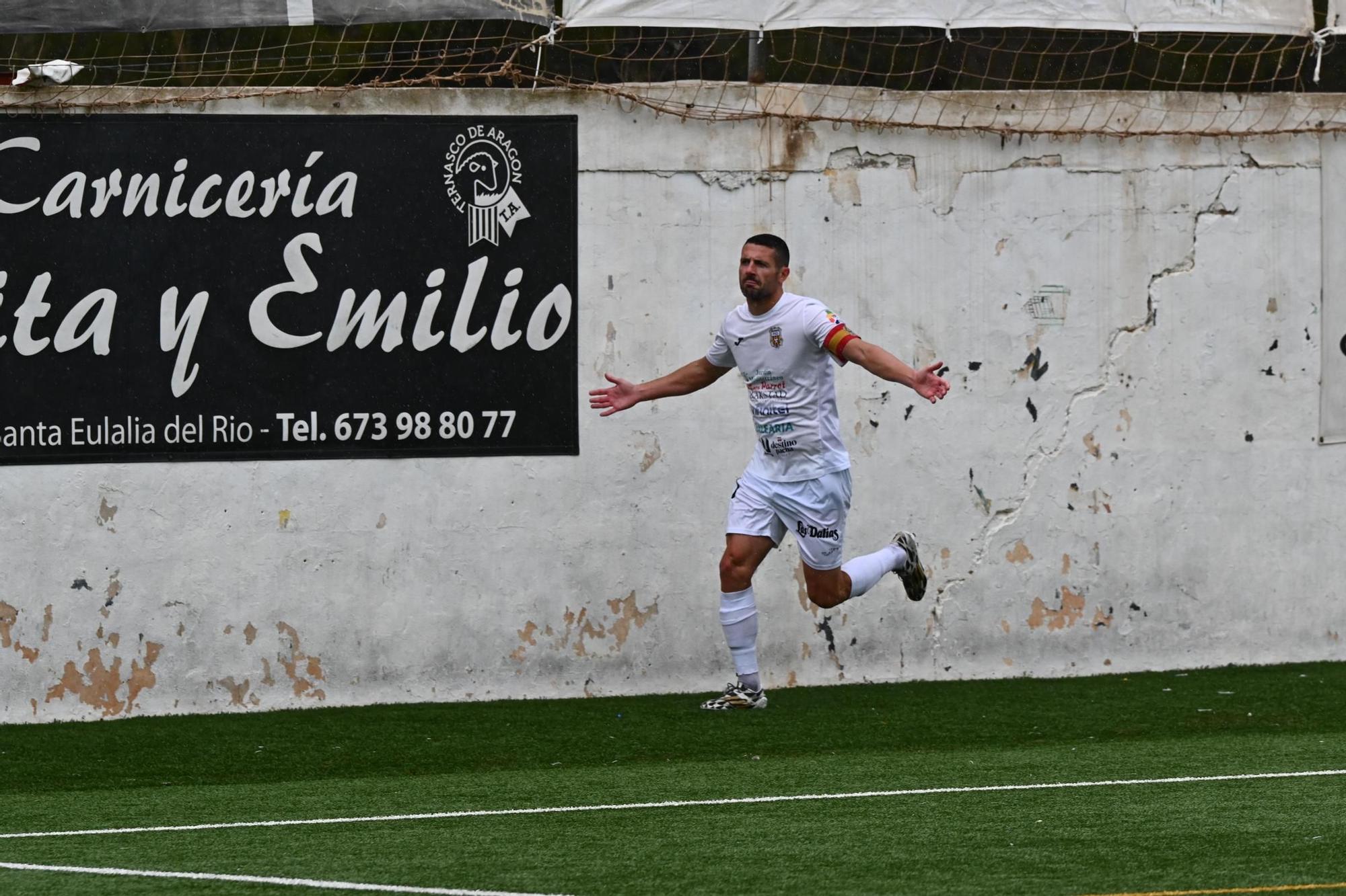 Manuel Salinas celebrando un gol, en un partido de esta temporada