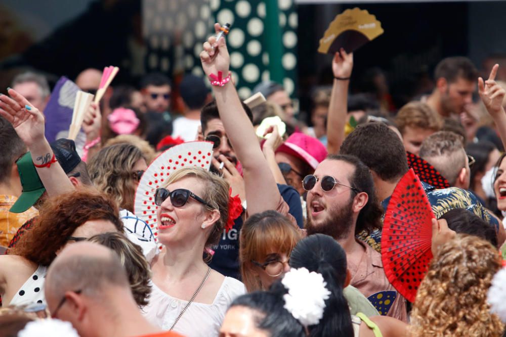 La Feria de Málaga cumple una semana de fiesta. Este miércoles, a pesar de los cielos encapotados y la sensación de bochorno, miles de personas se divierten por las calle del Centro Histórico de Málaga, en un ambiente quizá algo más desahogado de gente que otros días