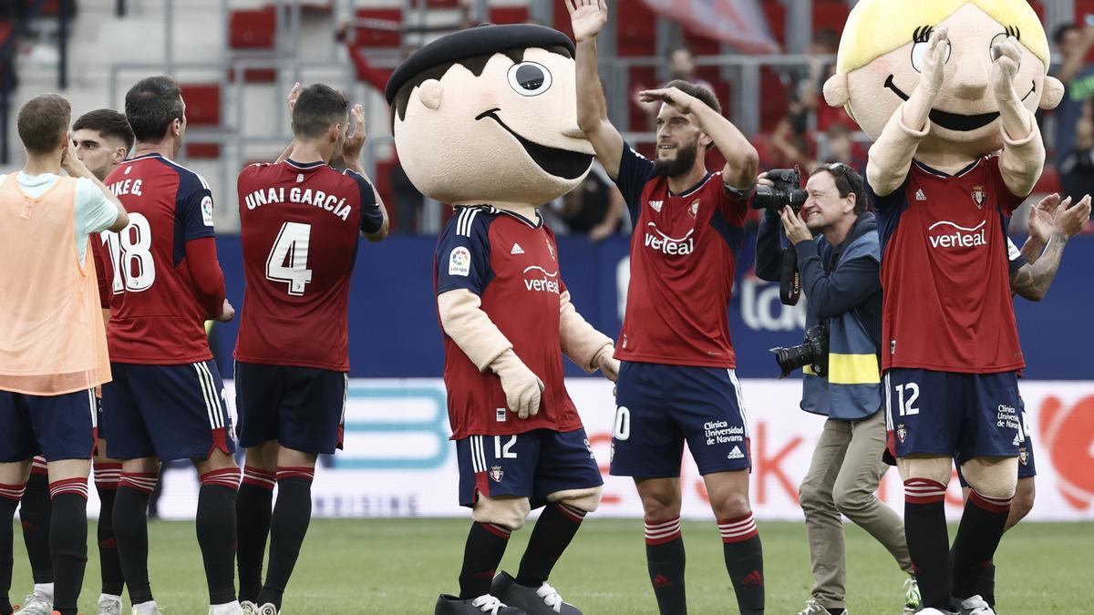 Los jugadores de Osasuna celebran la victoria con su afición.