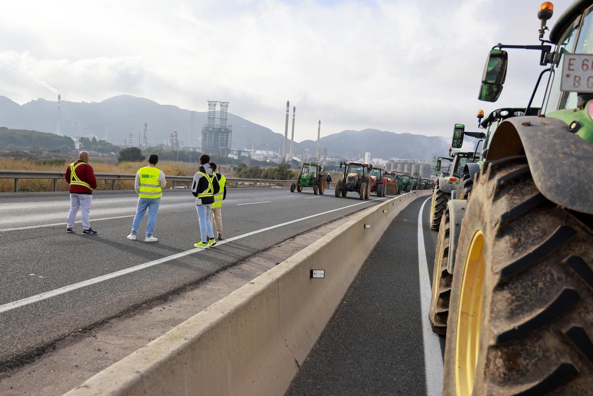 Las imágenes de la protesta de agricultores que ha colapsado el tráfico en Murcia