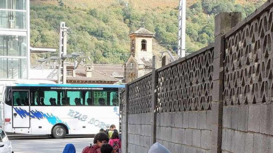 Los alumnos del Santa Eulalia, camino del autobús.