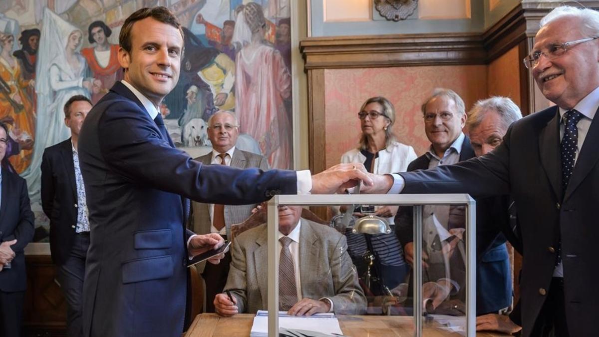 mbenach38840504 french president emmanuel macron casts his ballot to vote in170612205634