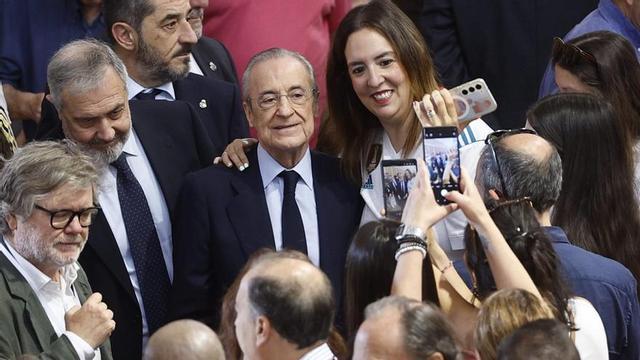 Florentino Pérez posa amb socis a l’arribar a Valdebebas per dipositar el seu vot, ahir.  | RODRIGO JIMÉNEZ / EFE