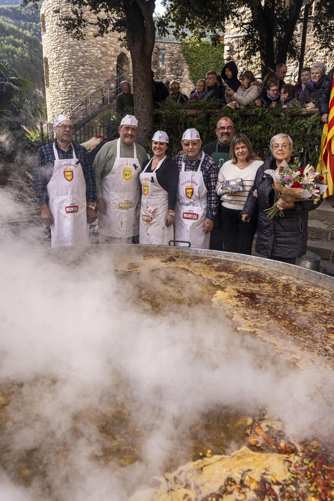 Bagà cuina el seu popular arròs per 2.500 persones