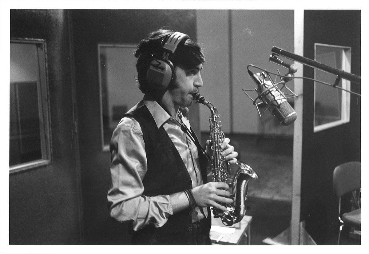 Un joven Jorge Pardo, durante la grabación de 'Desembre'