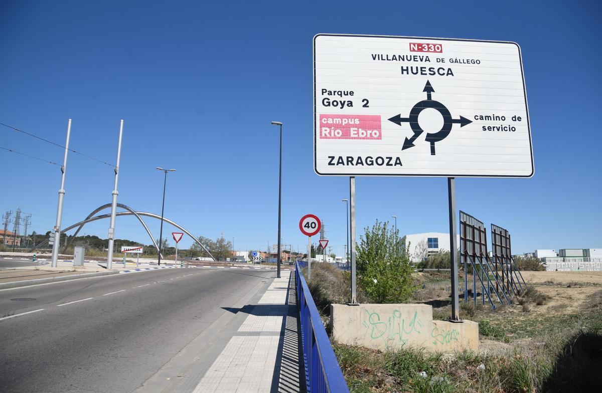 Desde la rotonda de la MAZ se contempla un futuro acceso que conectaría con el Camino de Los Molinos.