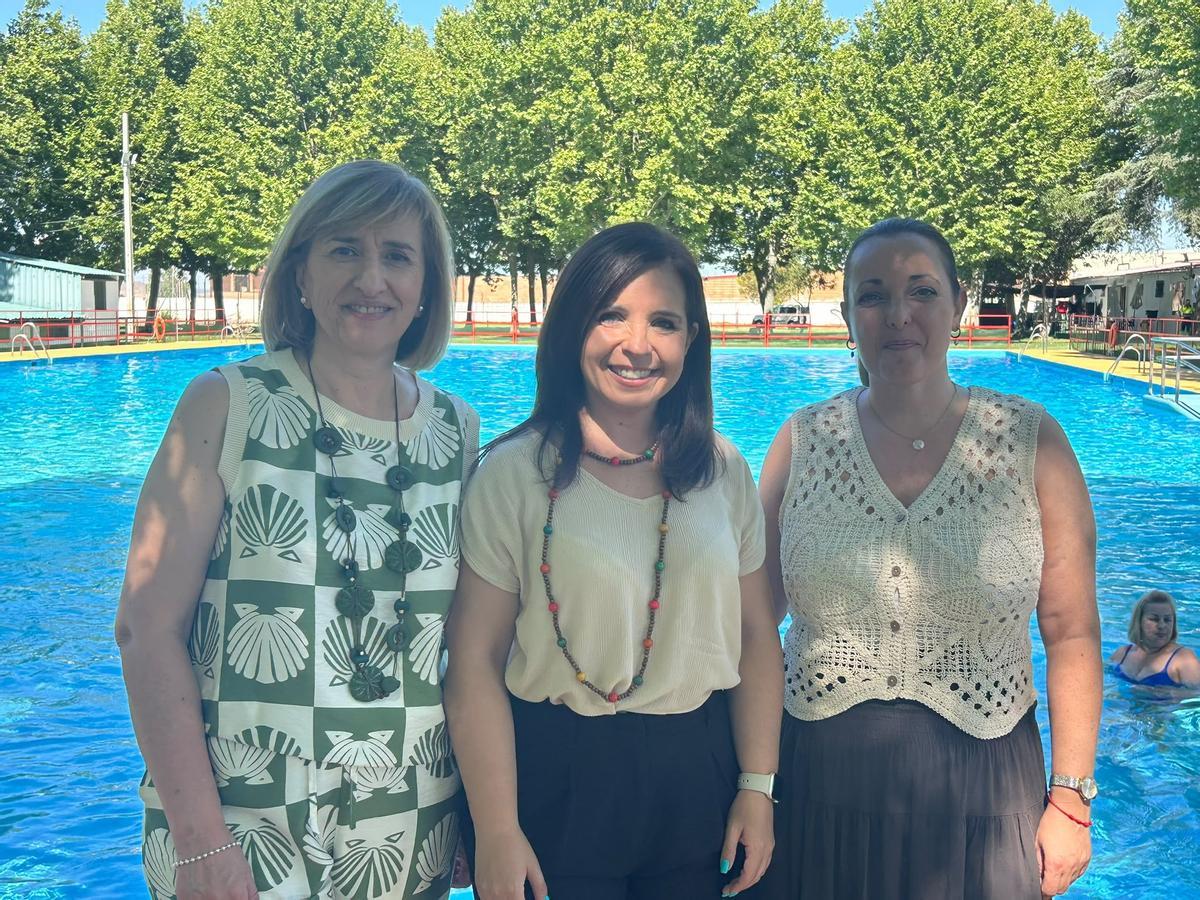 La delegada de Derechos Sociales y presidenta del IPBS, Irene Aguilera, en el centro, junto a la alcaldesa de Peñarroya-Pueblonuevo, Mariví Paterna (izquierda), y la concejal de Bienestar Social, Mayores y Vivienda, Teresa Molina
