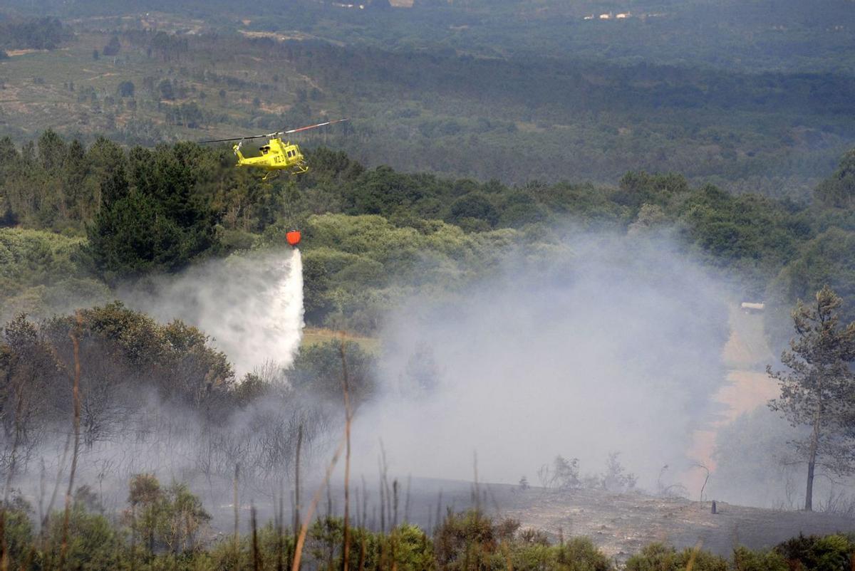 Un helicóptero trabaja en un incendio forestal este verano.