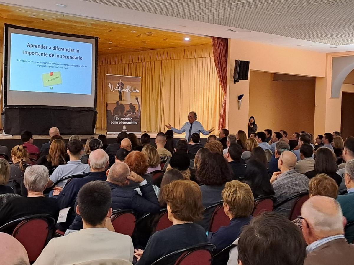 Emilio Duró ha realizado importantes reflexiones sobre la motivación y gestión personal en el transcurso de su conferencia en Nules.