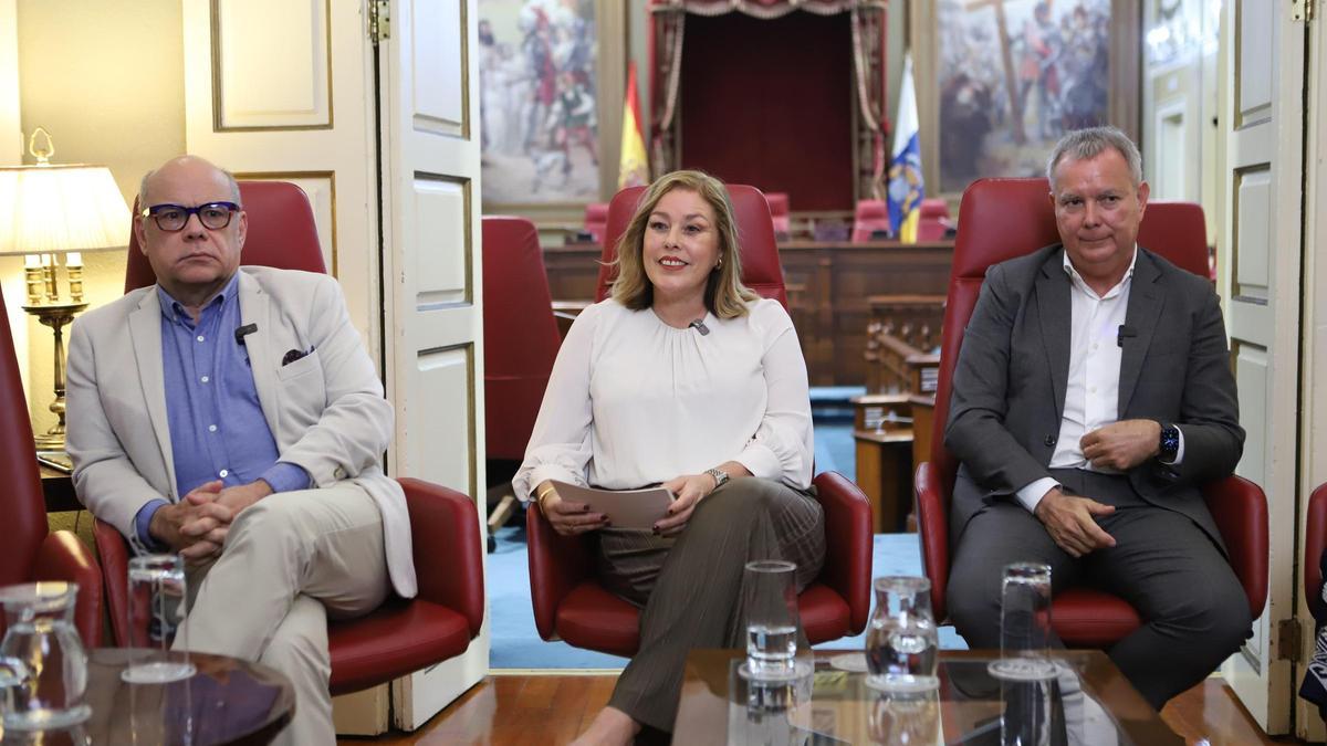 José Miguel Barragán, Astrid Pérez y Sebastián Franquis, en el Parlamento de Canarias durante la grabación del podcast.