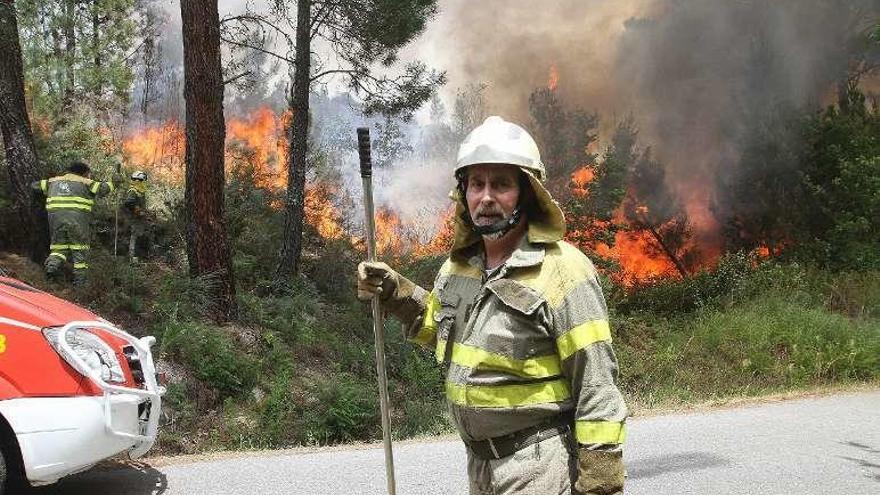 Un brigadista, ayer, en el operativo del fuego de Parada. // Iñaki Osorio