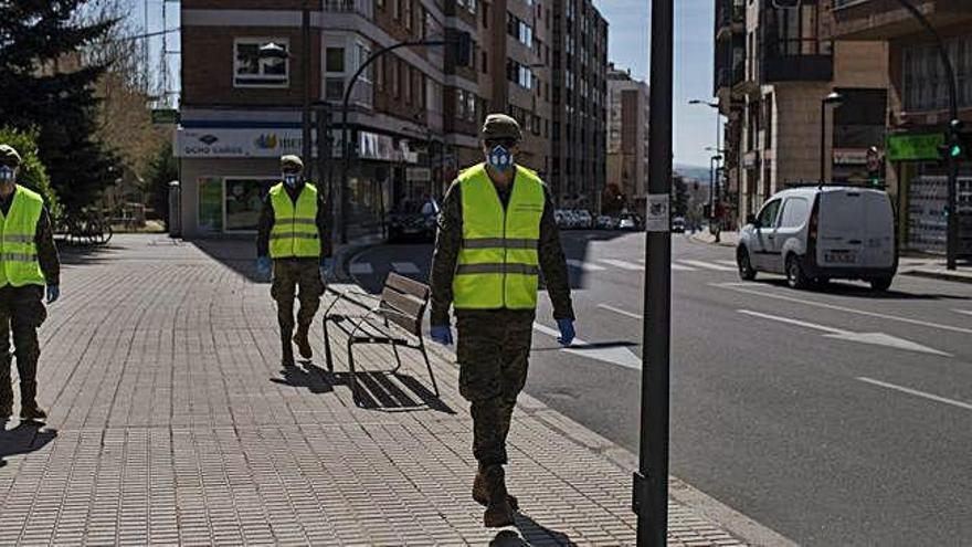 Un grupo de miembros del Regimiento de ArtillerÃ­a y Lanzacohetes de CampaÃ±a de LeÃ³n patrullan por la avenida de Portugal.