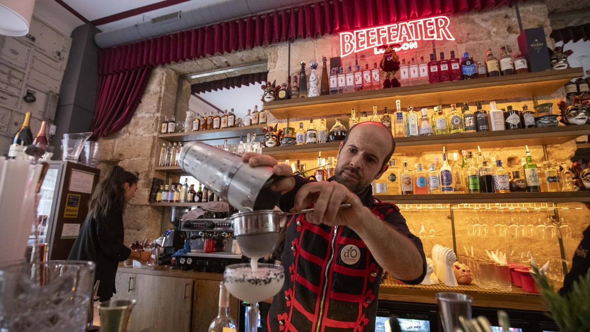 El 'bartender' Fran Marcos fusiona varios sabores con aceite de oliva en un nuevo cóctel