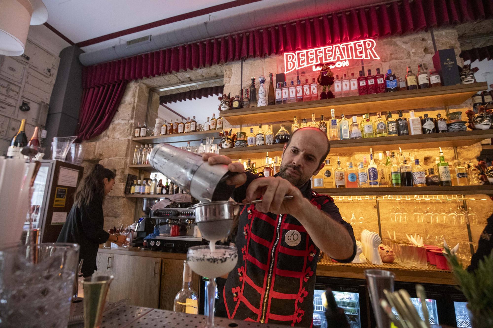 El 'bartender' Fran Marcos fusiona varios sabores con aceite de oliva en un nuevo cóctel