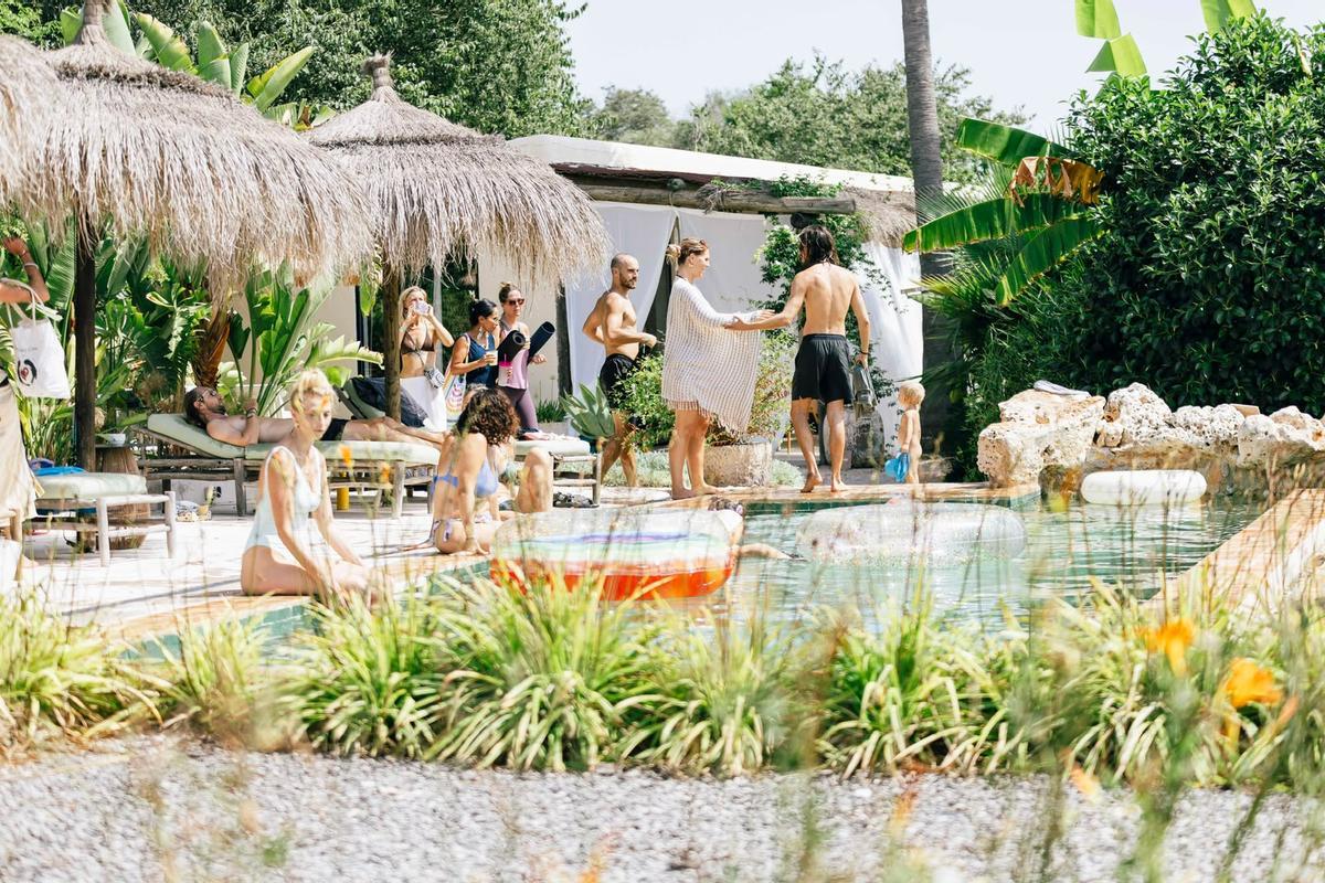 Auch ein Swimmingpool befindet sich zur freien Nutzung auf dem Festivalgelände.