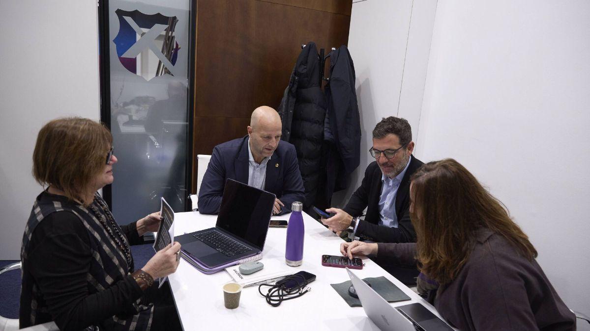 El precandidato Xavi Vilajoana en una reunión con su equipo de trabajo