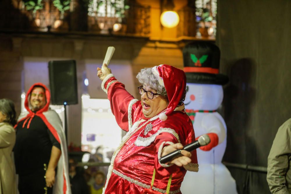 Más de 1.200 Papás Noel bailan en línea en el Born de Palma