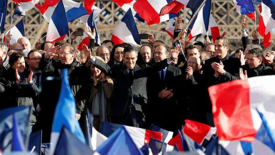 Fillon (en el centro) saluda a sus seguidores en la plaza de Trocadero. // Reuters